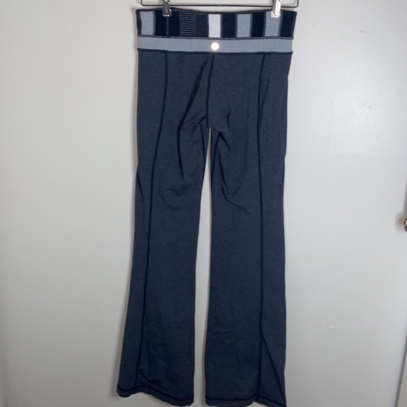 🌷Adorable Grey Lululemon flair reversible leggings with pattern on top! - Picture 9 of 13